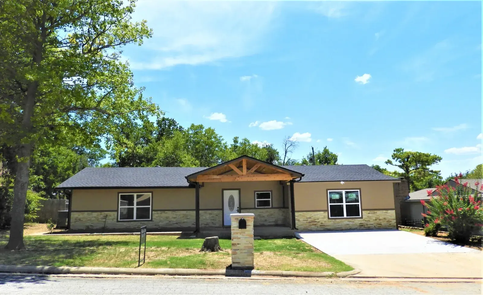 1115 West College Street, photo 1 of 17