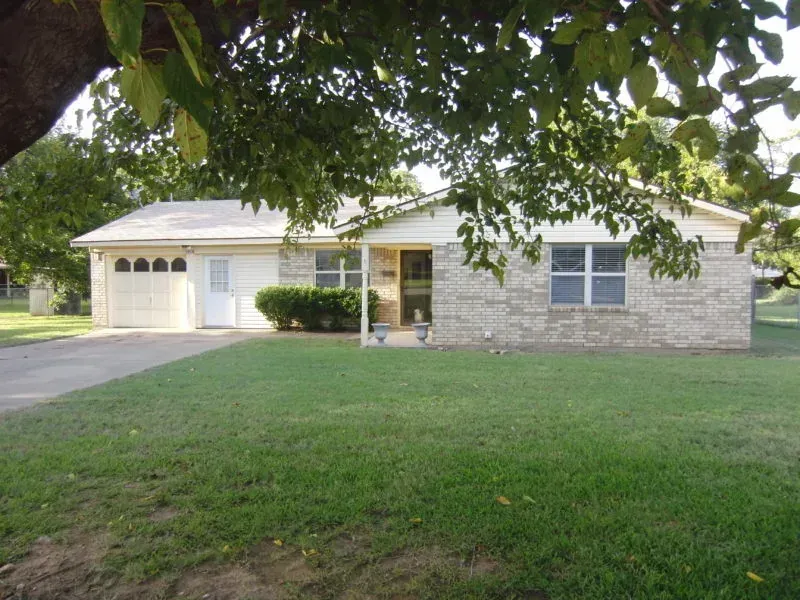 1018 W College, Jacksboro, TX, photo 1 of 1