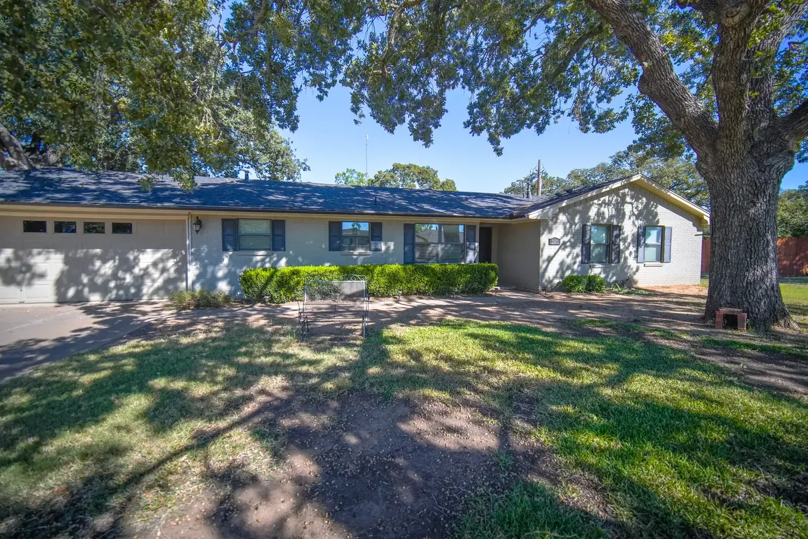 226 Oakridge Street, photo 1 of 24