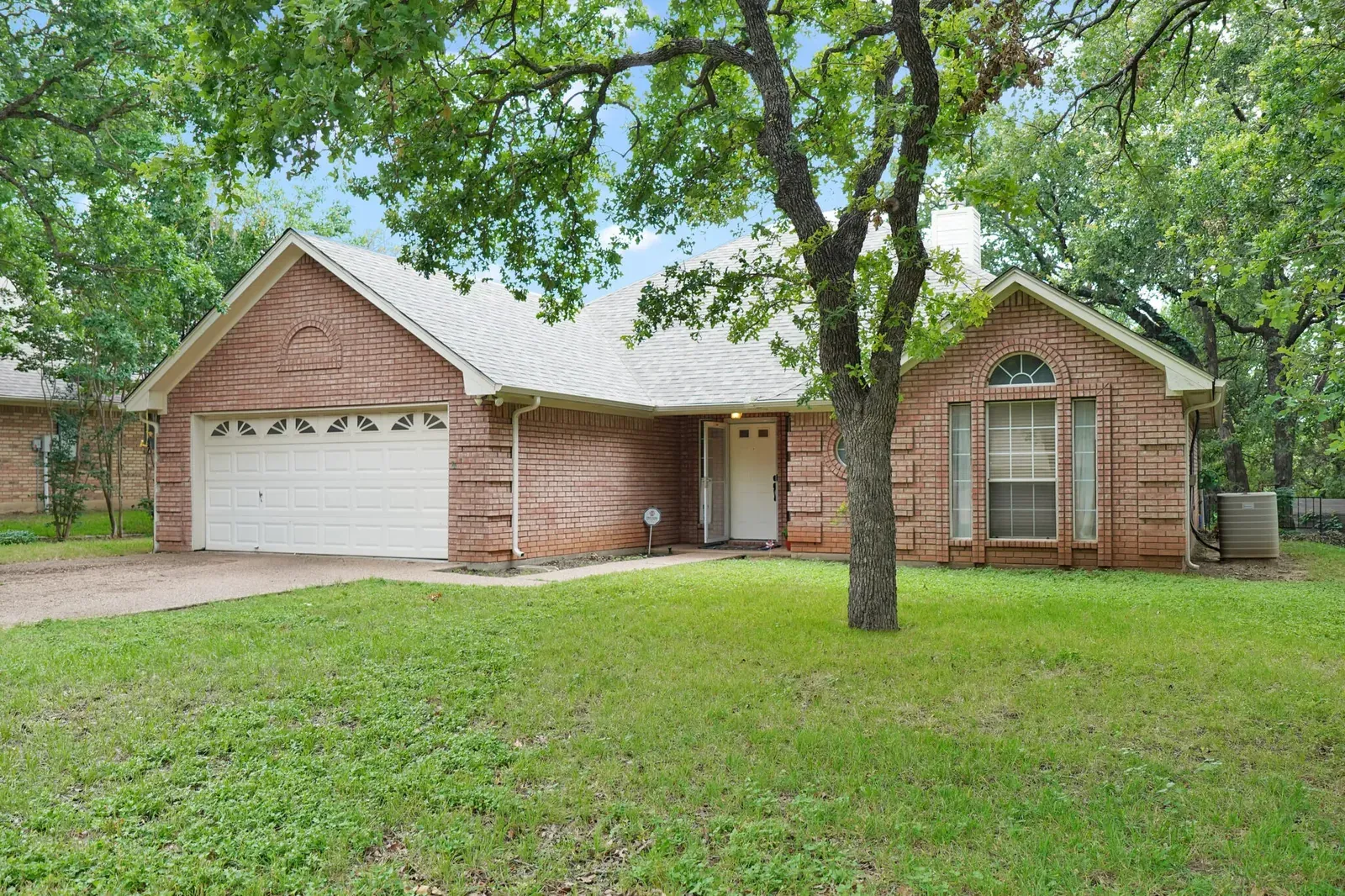 205 Camelot Dr, Weatherford, TX, photo 1 of 30