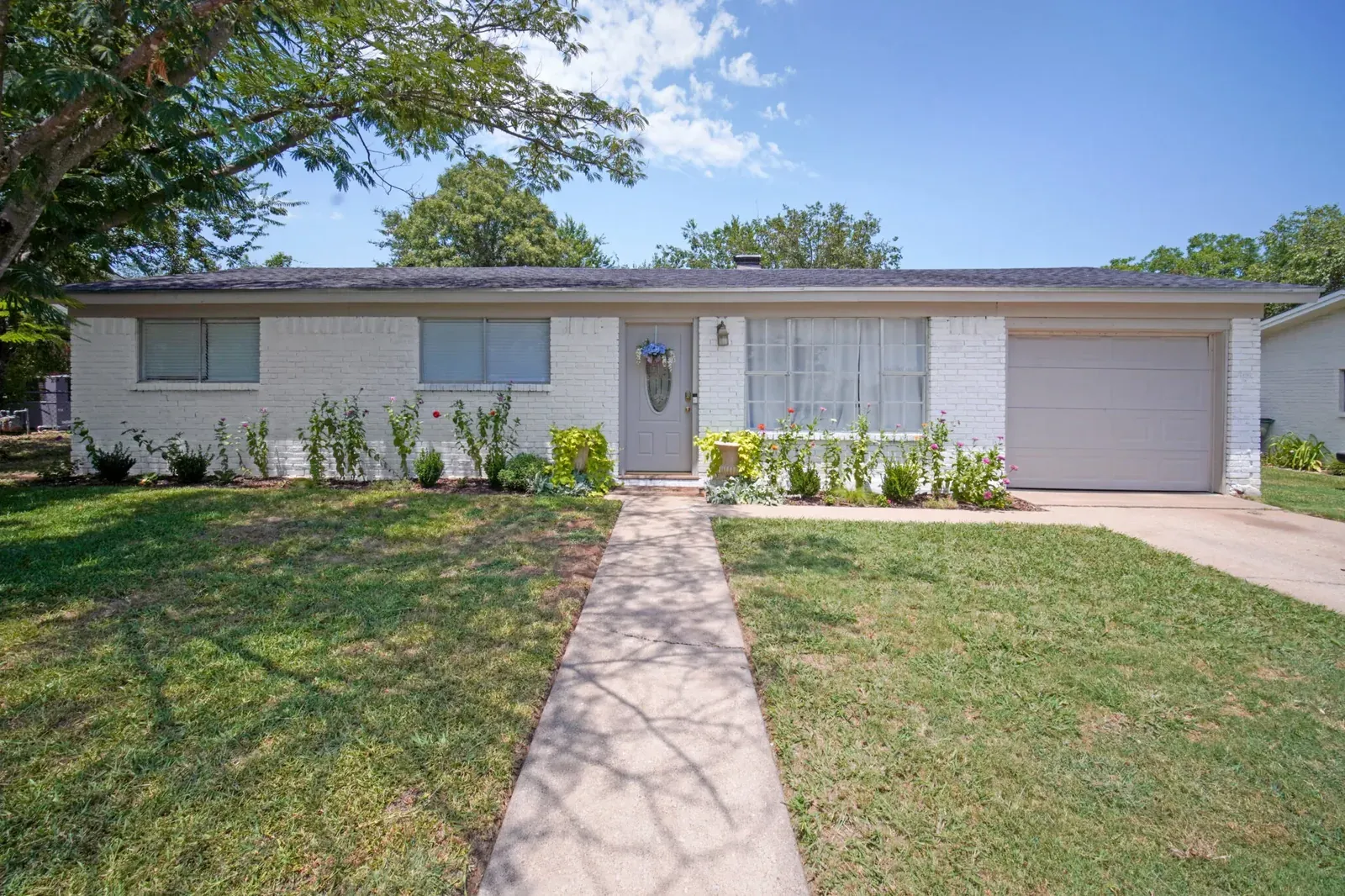321 E Pine Street, photo 1 of 17