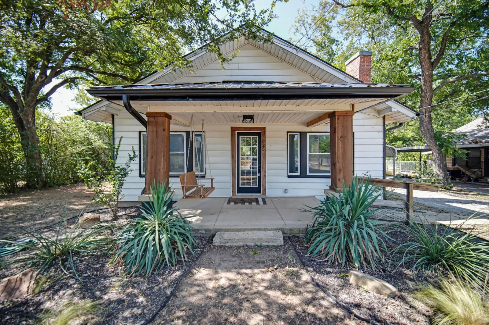 325 West Archer, photo 1 of 15