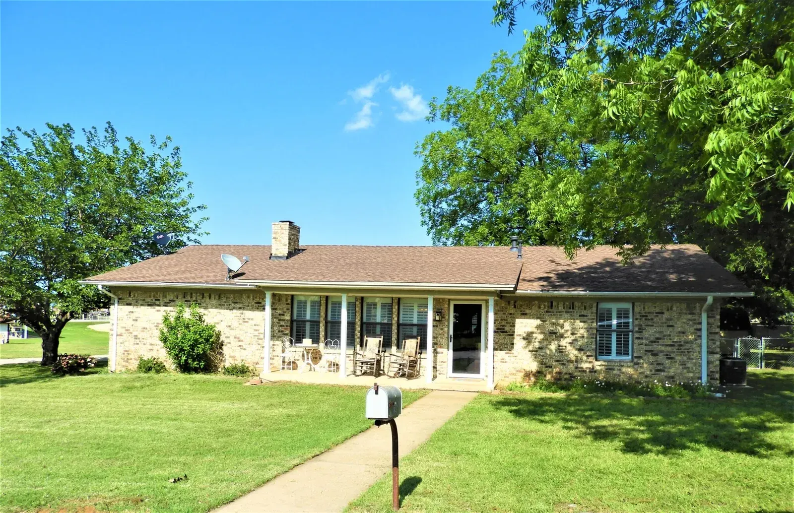 560 McConnell, photo 1 of 40