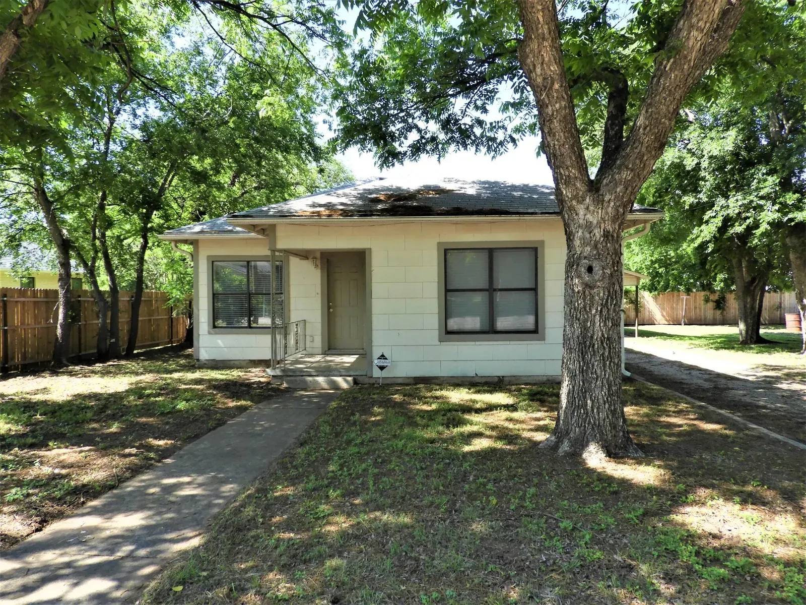 916 West College, photo 1 of 15